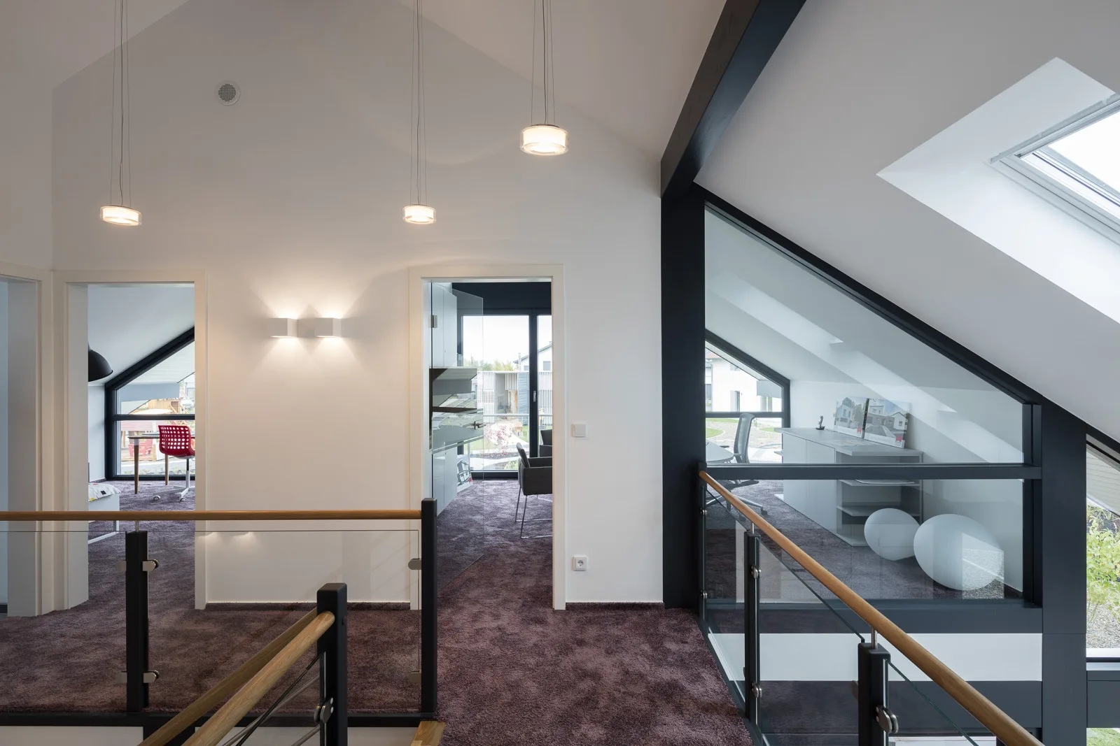 Modernes Fachwerkhaus Aesthetik in Guenzburg von Meisterstueck Haus Obergeschoss © Velux