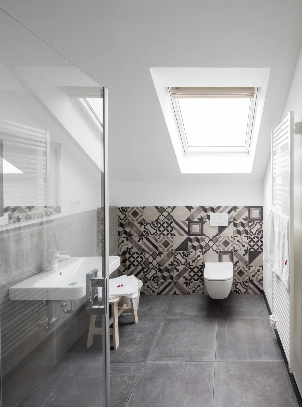 Modernes Fachwerkhaus Aesthetik in Guenzburg von Meisterstueck Haus Badezimmer 2 © Velux