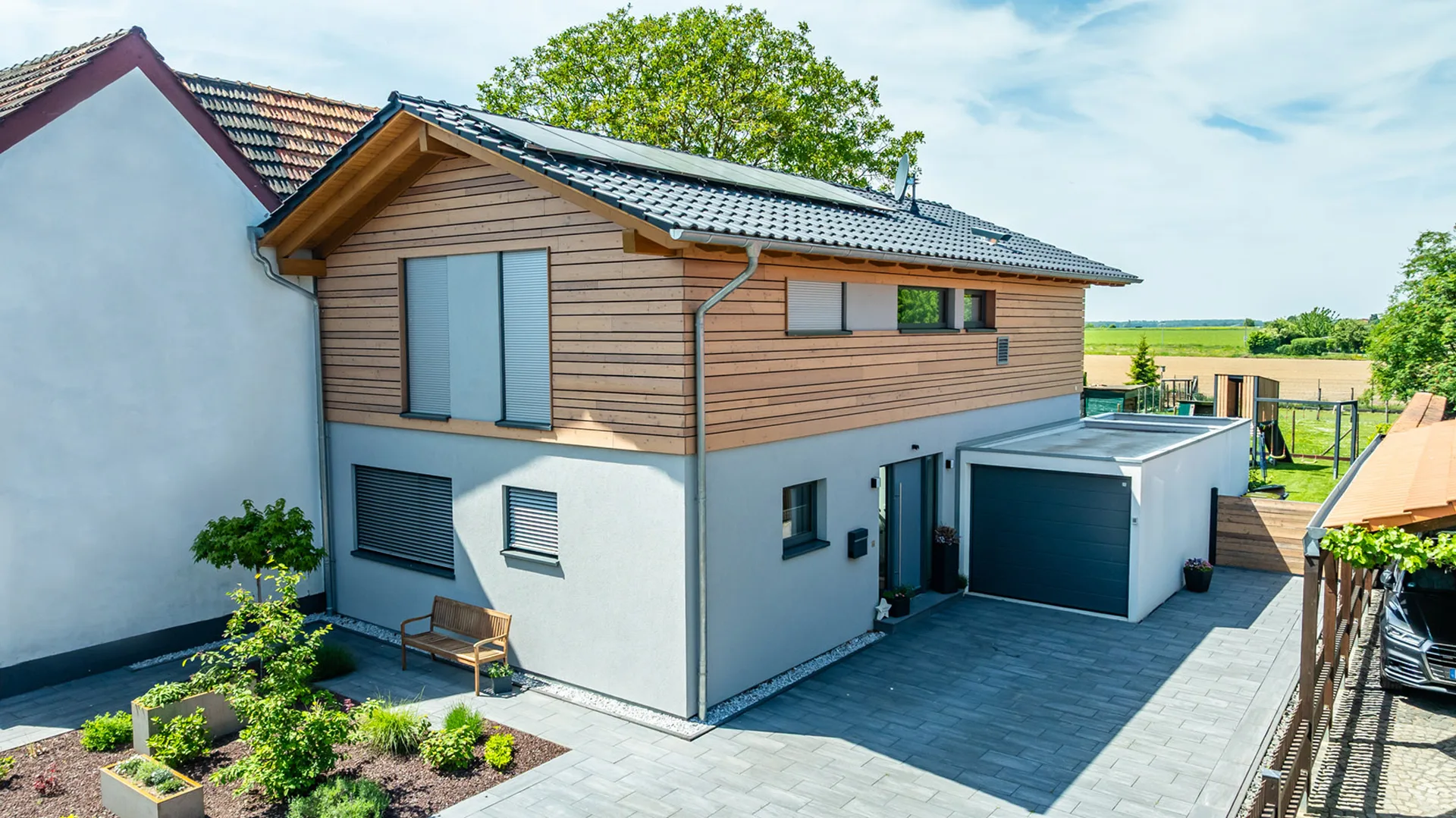 Familien-Traumhaus als Bestandsanbau von Meisterstueck Haus Einfahrt
