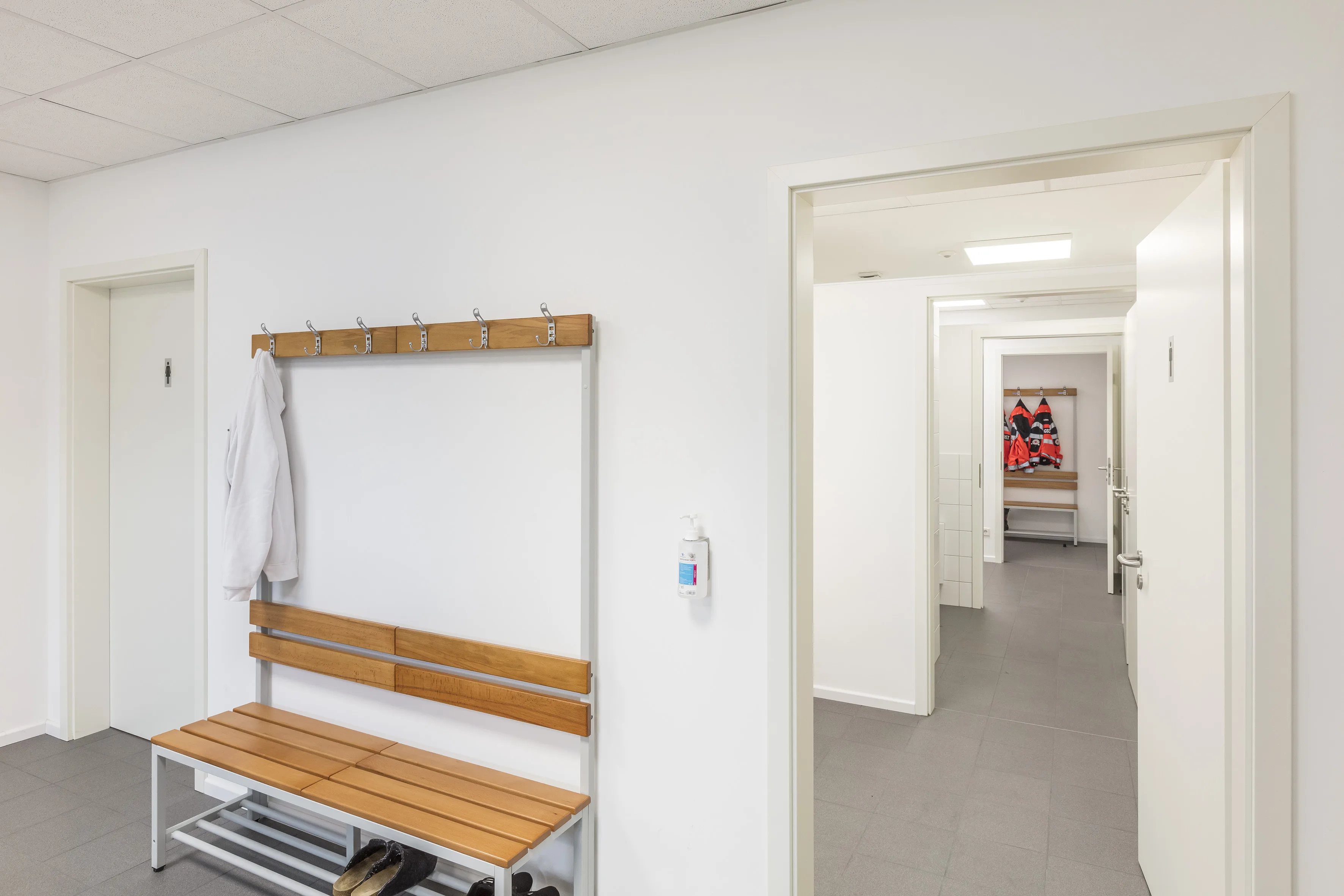 Rettungswache DRK in Aerzen von Meisterstueck Haus Ankleidebereich