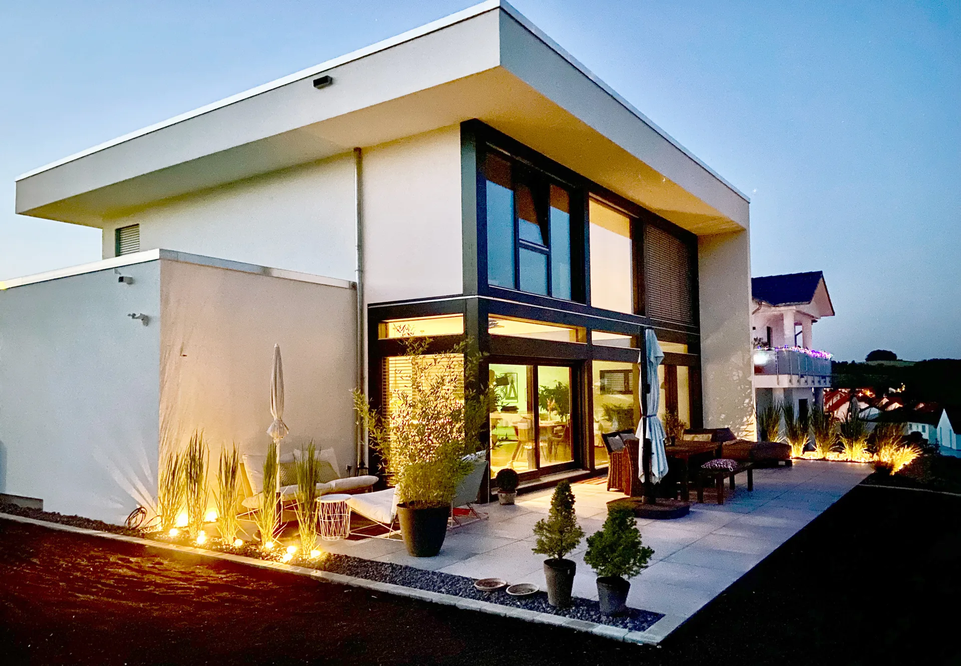 Effizienzhaus FUSION mit Carport von Meisterstueck Haus Terrassenansicht