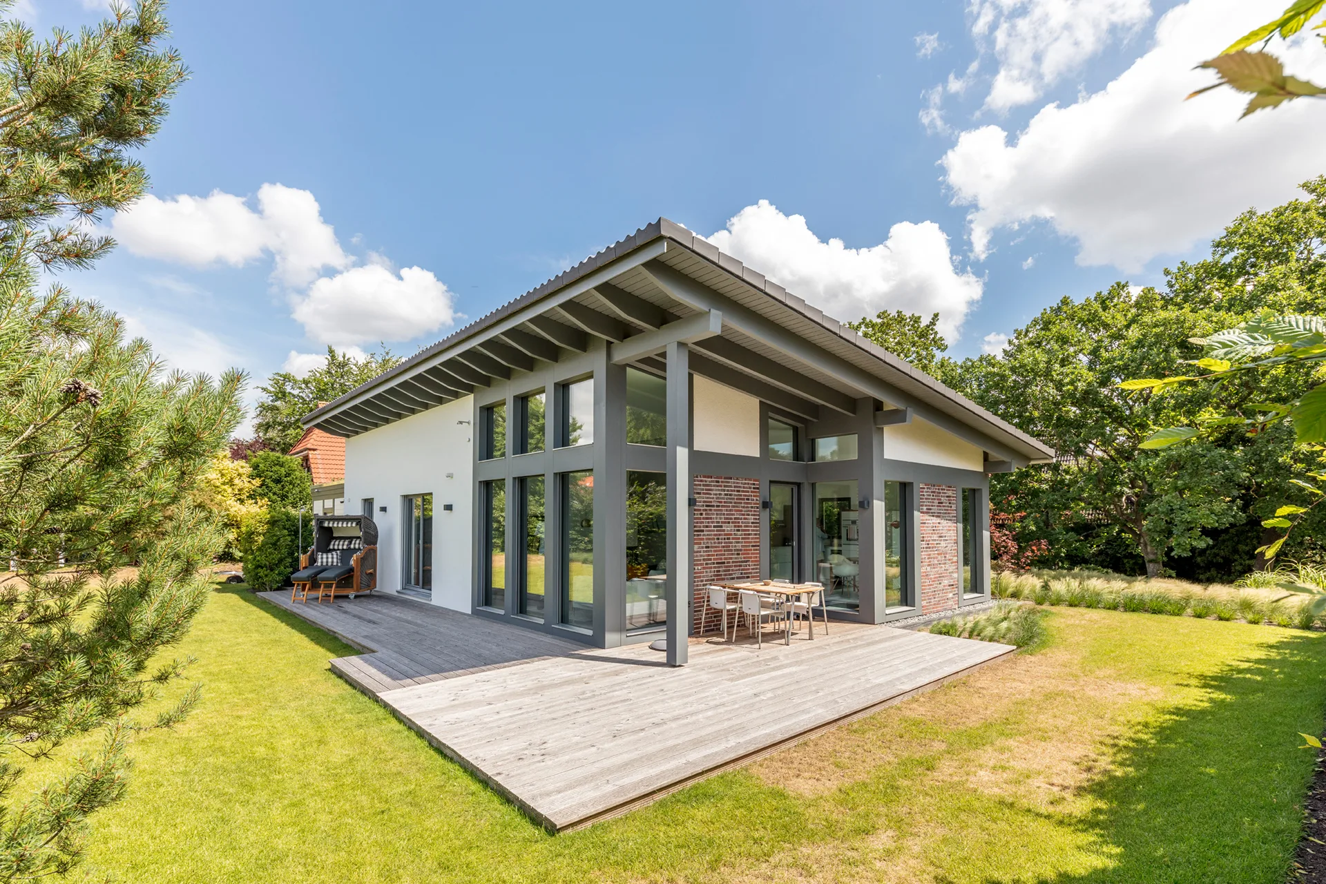 Bungalow MIDSOMMER mit Pultdach von Meisterstueck Haus Seitenansicht