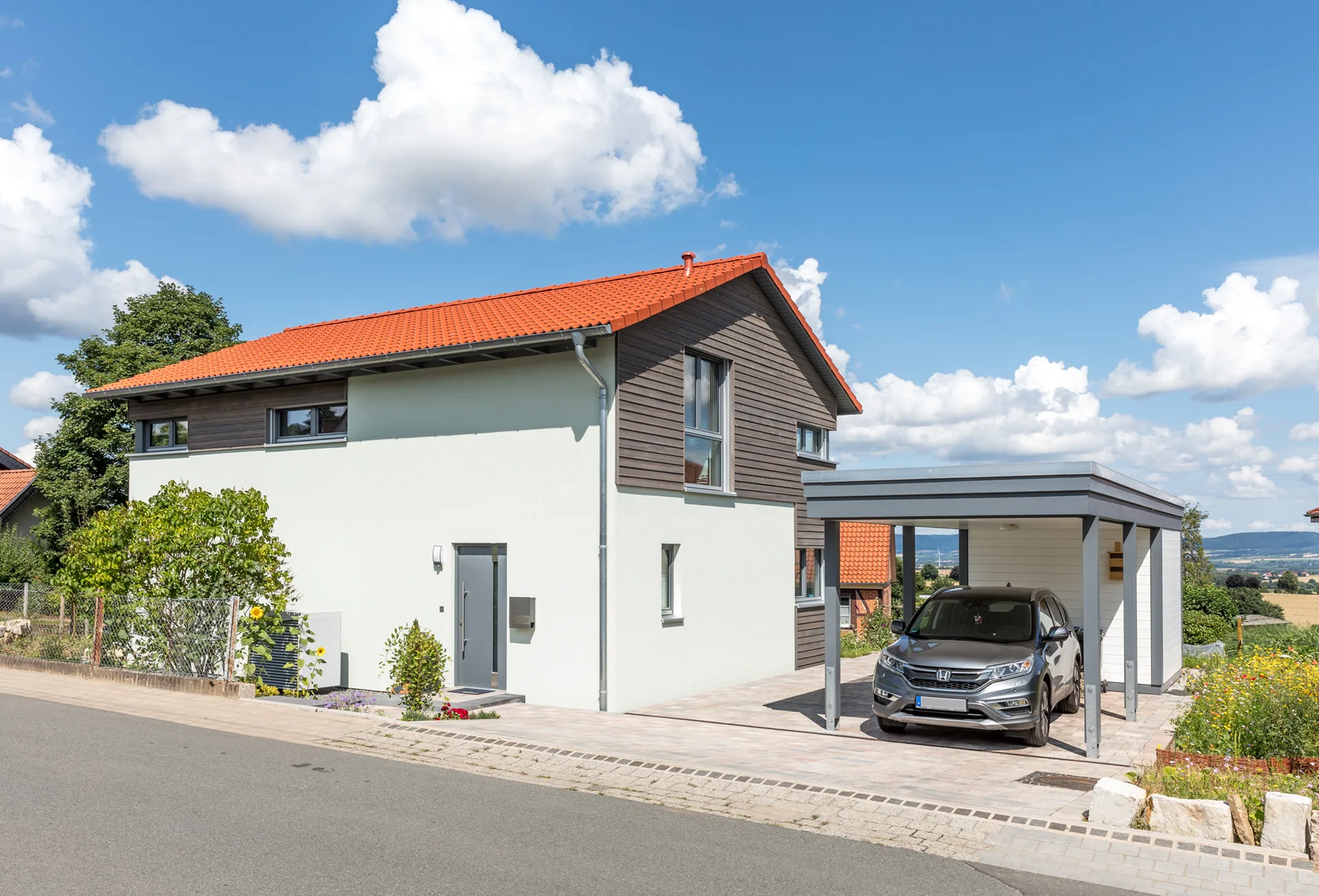 Effizienzhaus KUBUS mit Carport von Meisterstueck Haus Strassenansicht