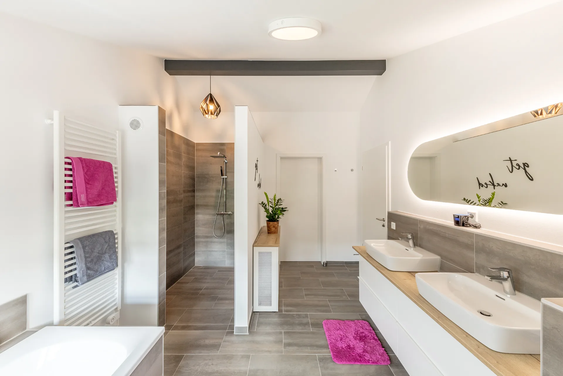 Effizienzhaus KUBUS mit Carport von Meisterstueck Haus Badezimmer