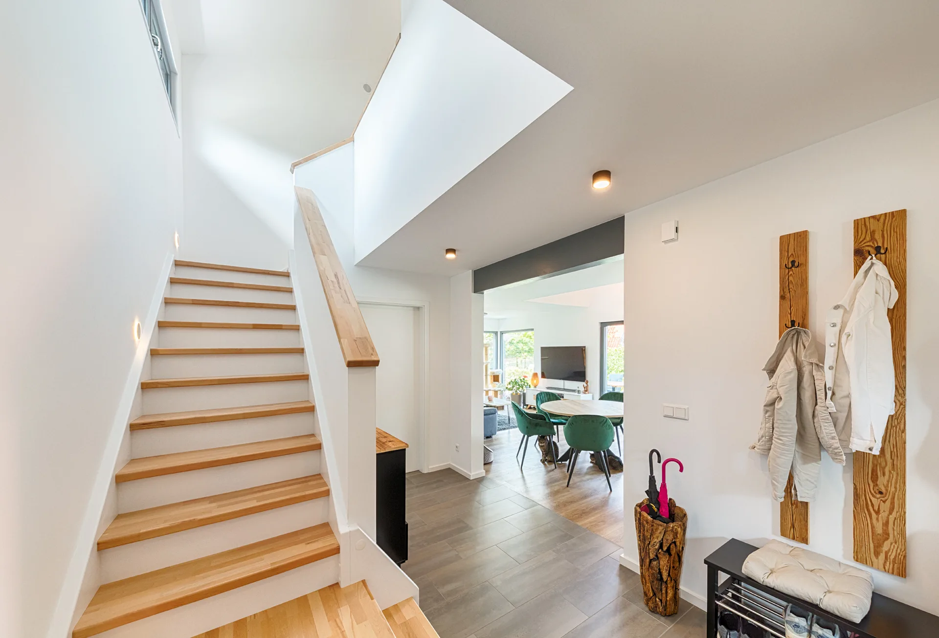 Effizienzhaus KUBUS mit Carport von Meisterstueck Haus Treppe