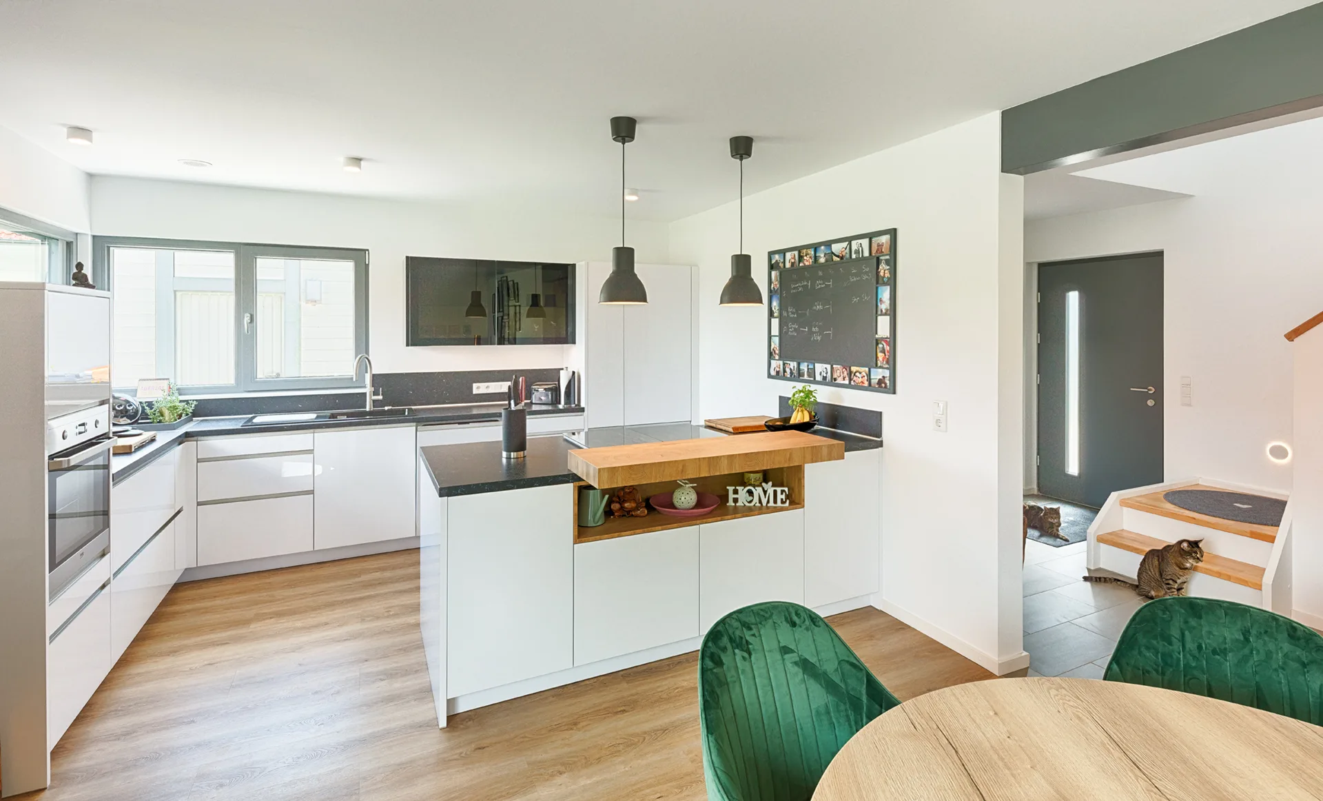 Effizienzhaus KUBUS mit Carport von Meisterstueck Haus Kueche