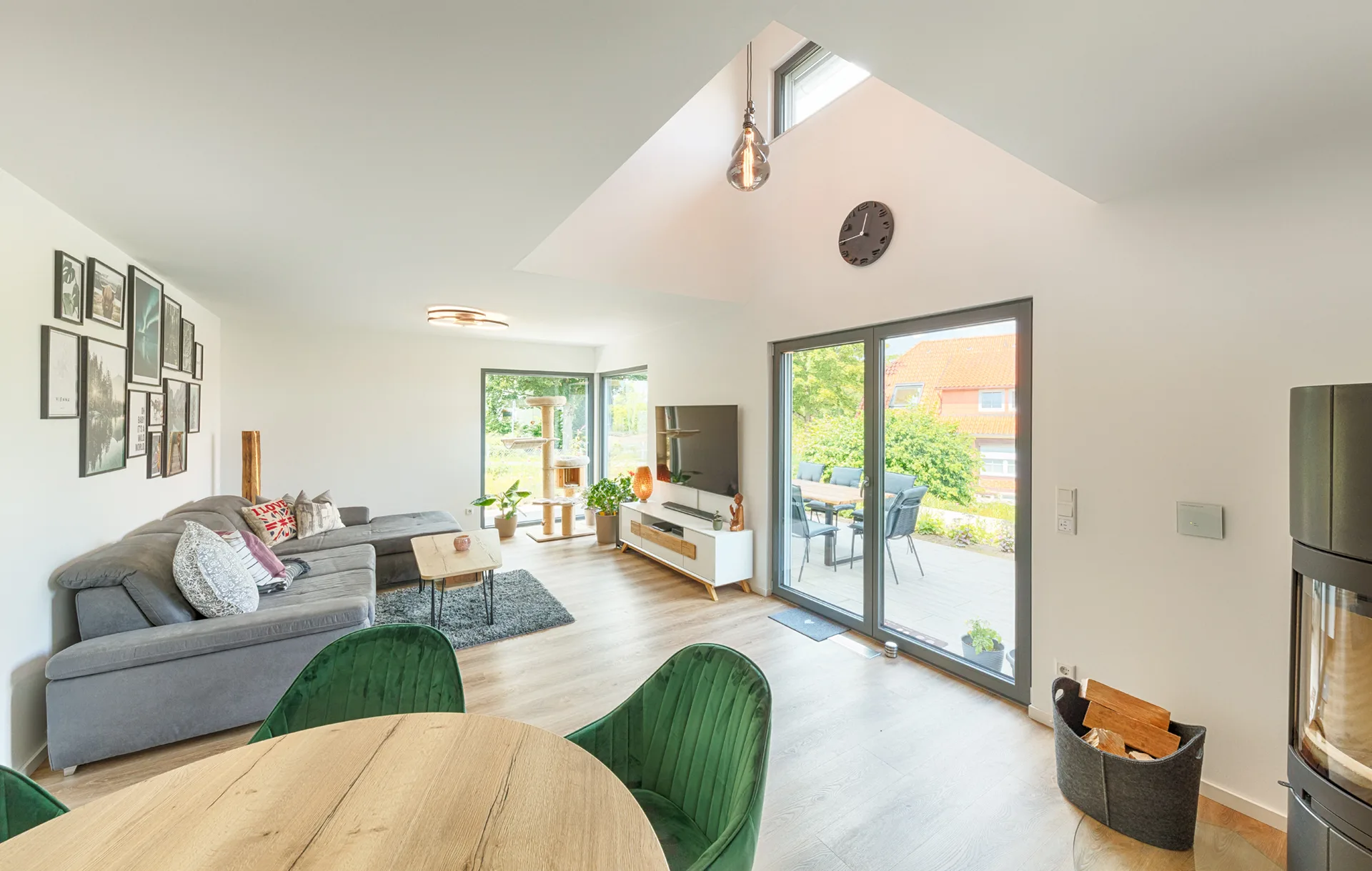 Effizienzhaus KUBUS mit Carport von Meisterstueck Haus Wohnzimmer