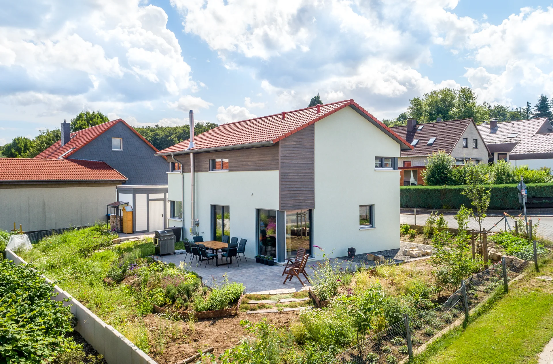 Effizienzhaus KUBUS mit Carport von Meisterstueck Haus Gartenansicht