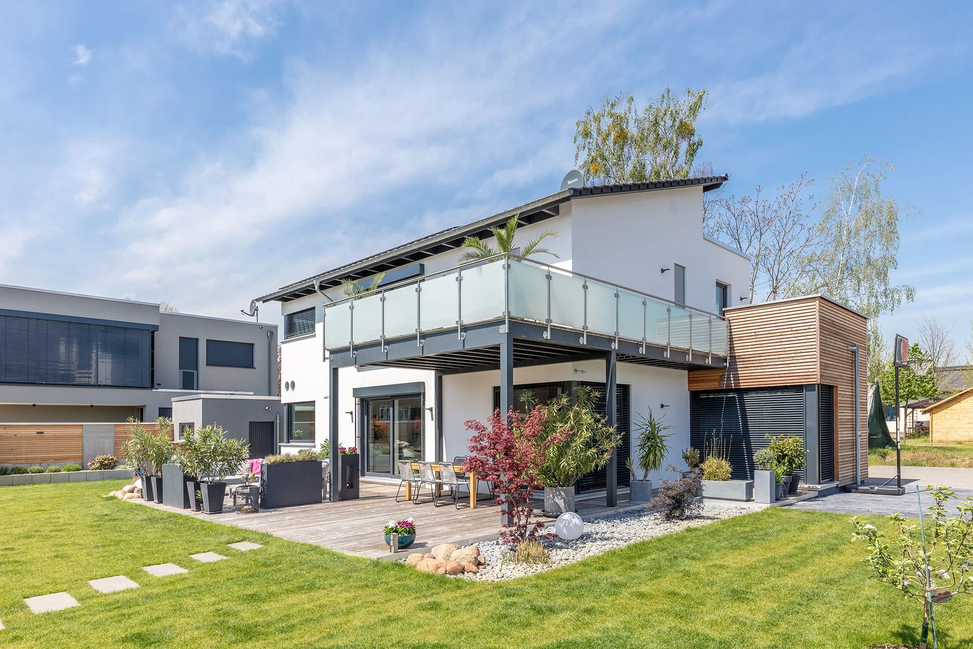 Pult-Flachdach-Haus mit Carport und Garage Gartenansicht 2