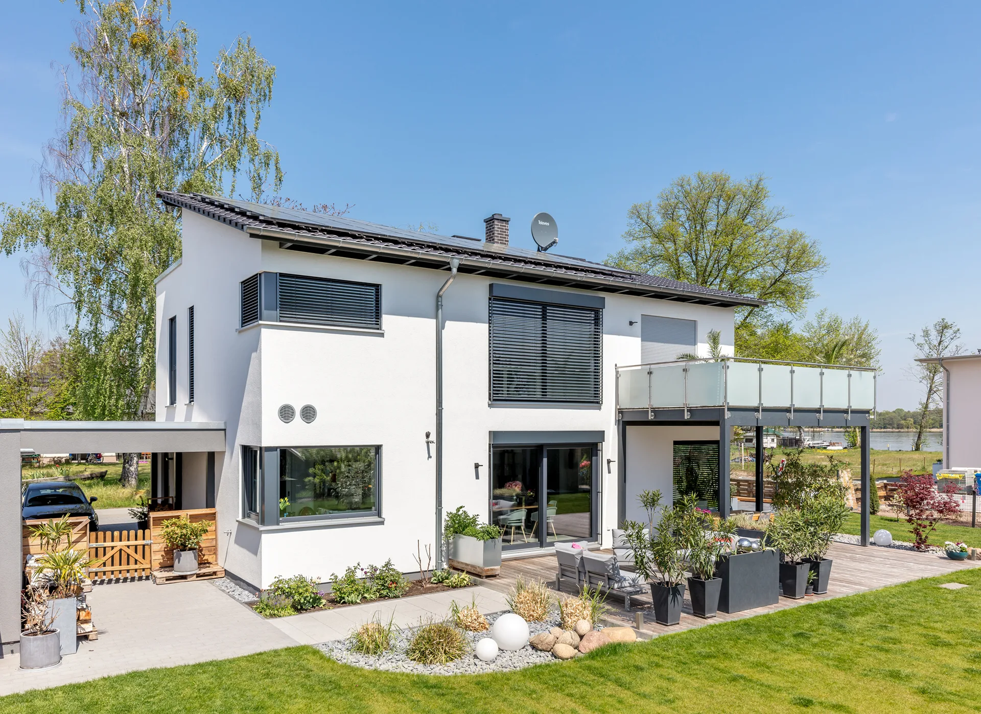Pult-Flachdach-Haus mit Carport und Garage Außenansicht