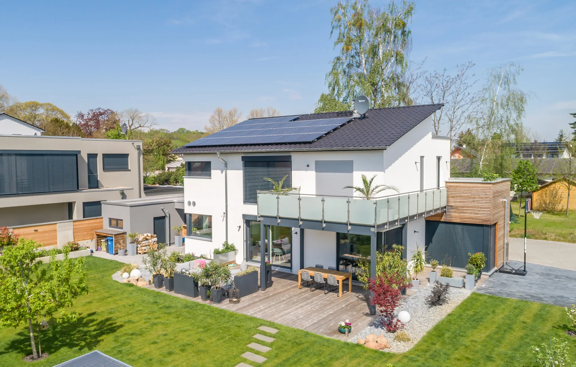 Pult-Flachdach-Haus mit Carport und Garage Gartenansicht