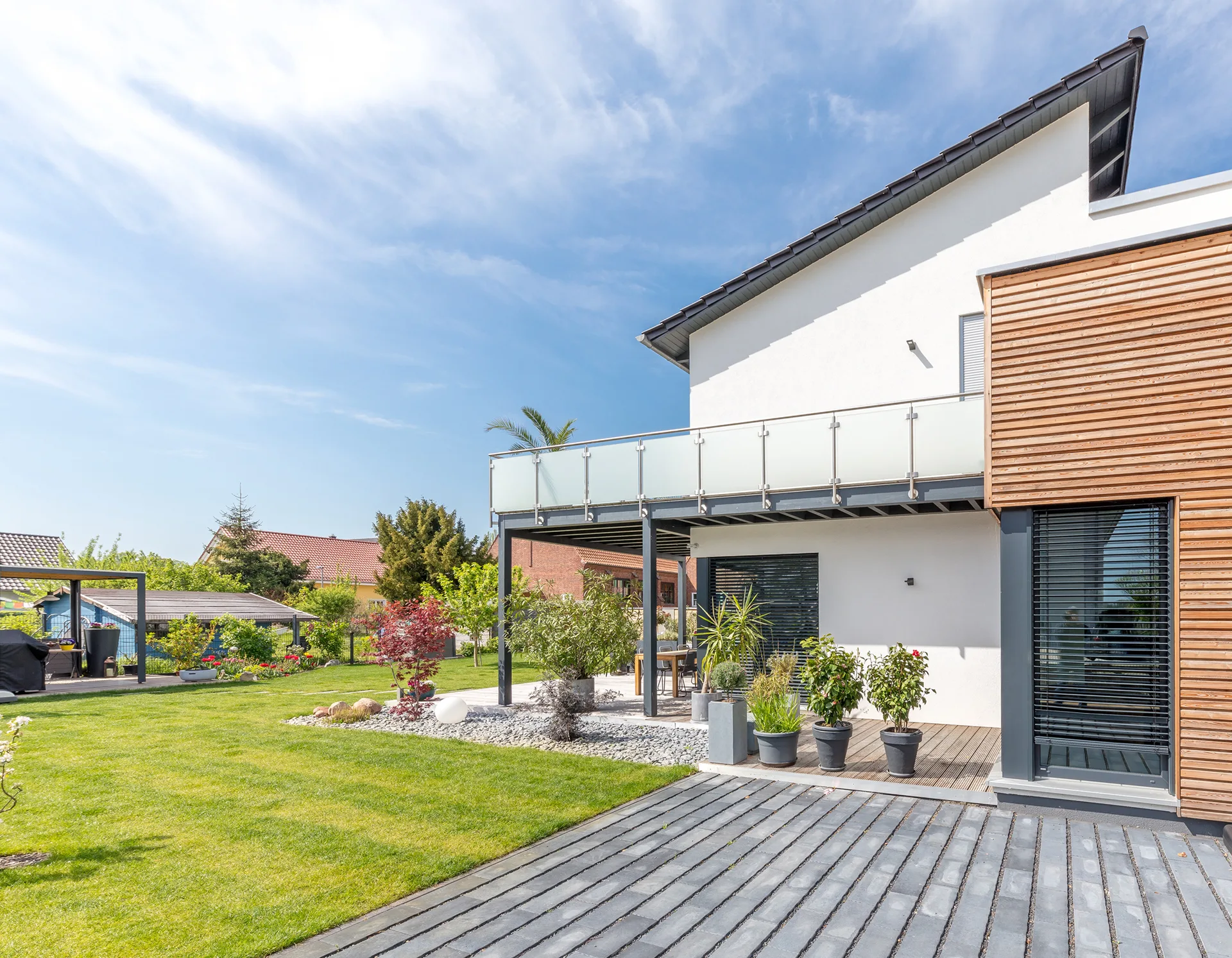 Pult-Flachdach-Haus mit Carport und Garage Terrasse