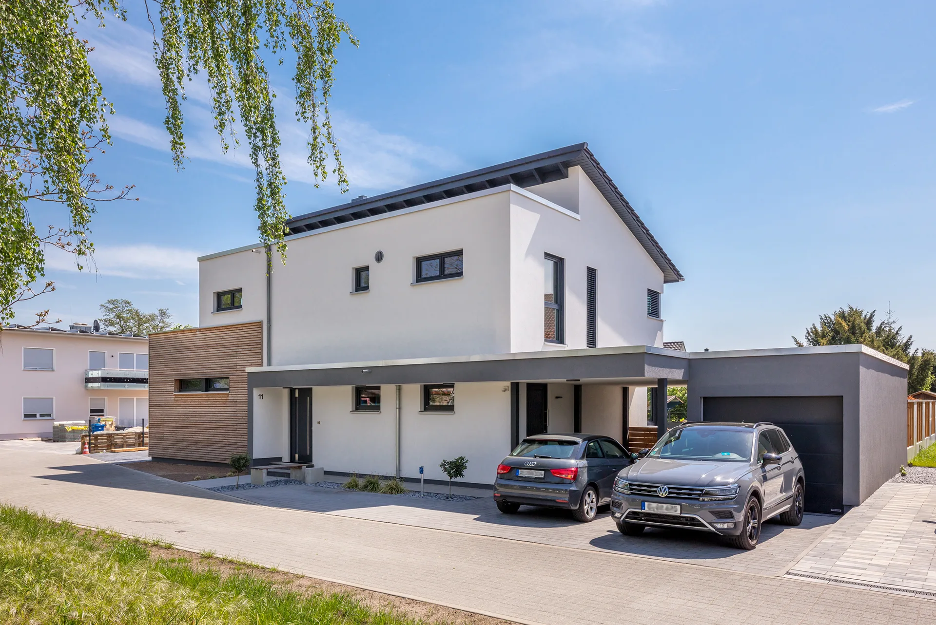 Pult-Flachdach-Haus mit Carport und Garage Straßenansicht