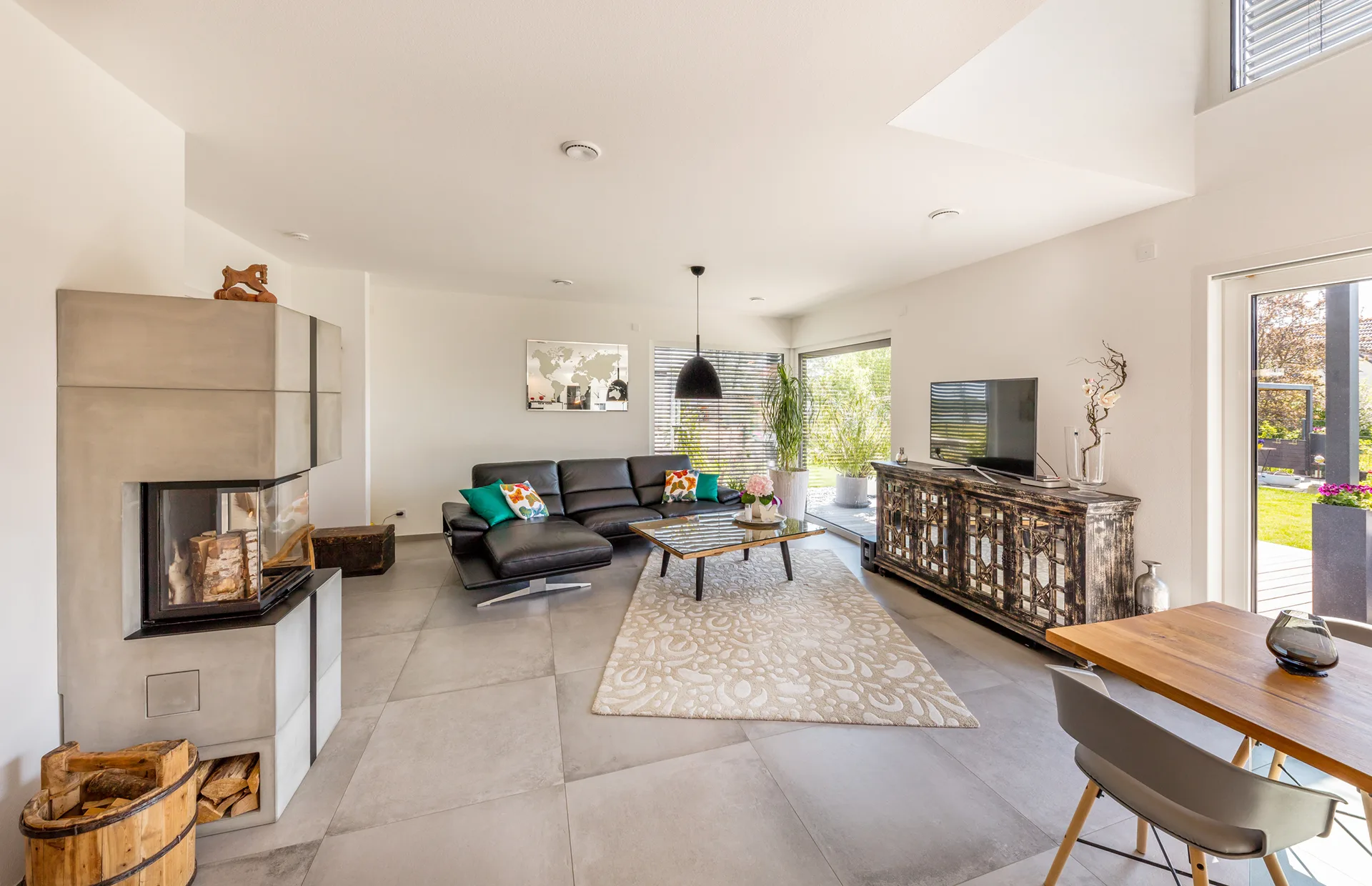 Pult-Flachdach-Haus mit Carport und Garage Wohnzimmer