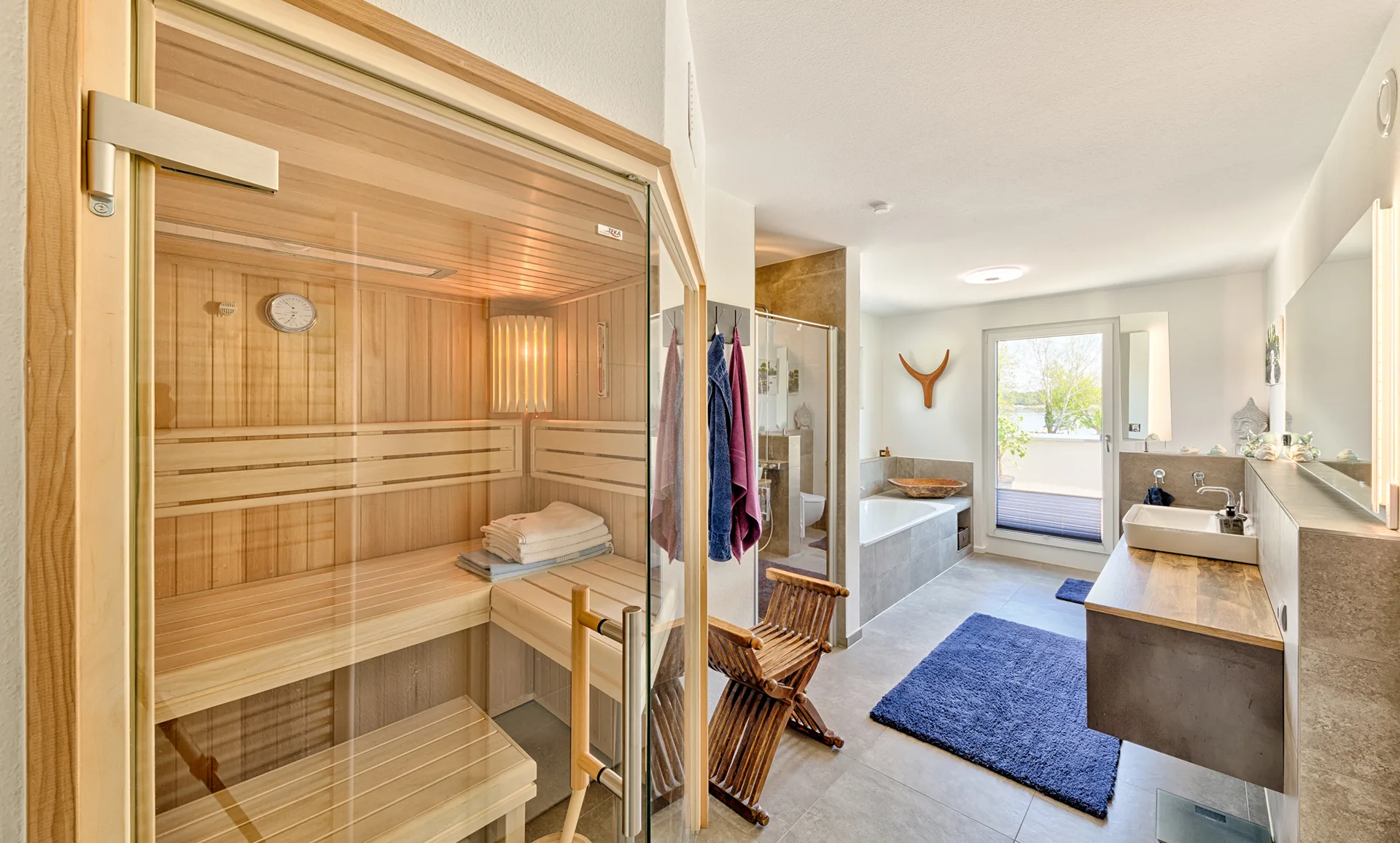 Pult-Flachdach-Haus mit Carport und Garage Sauna