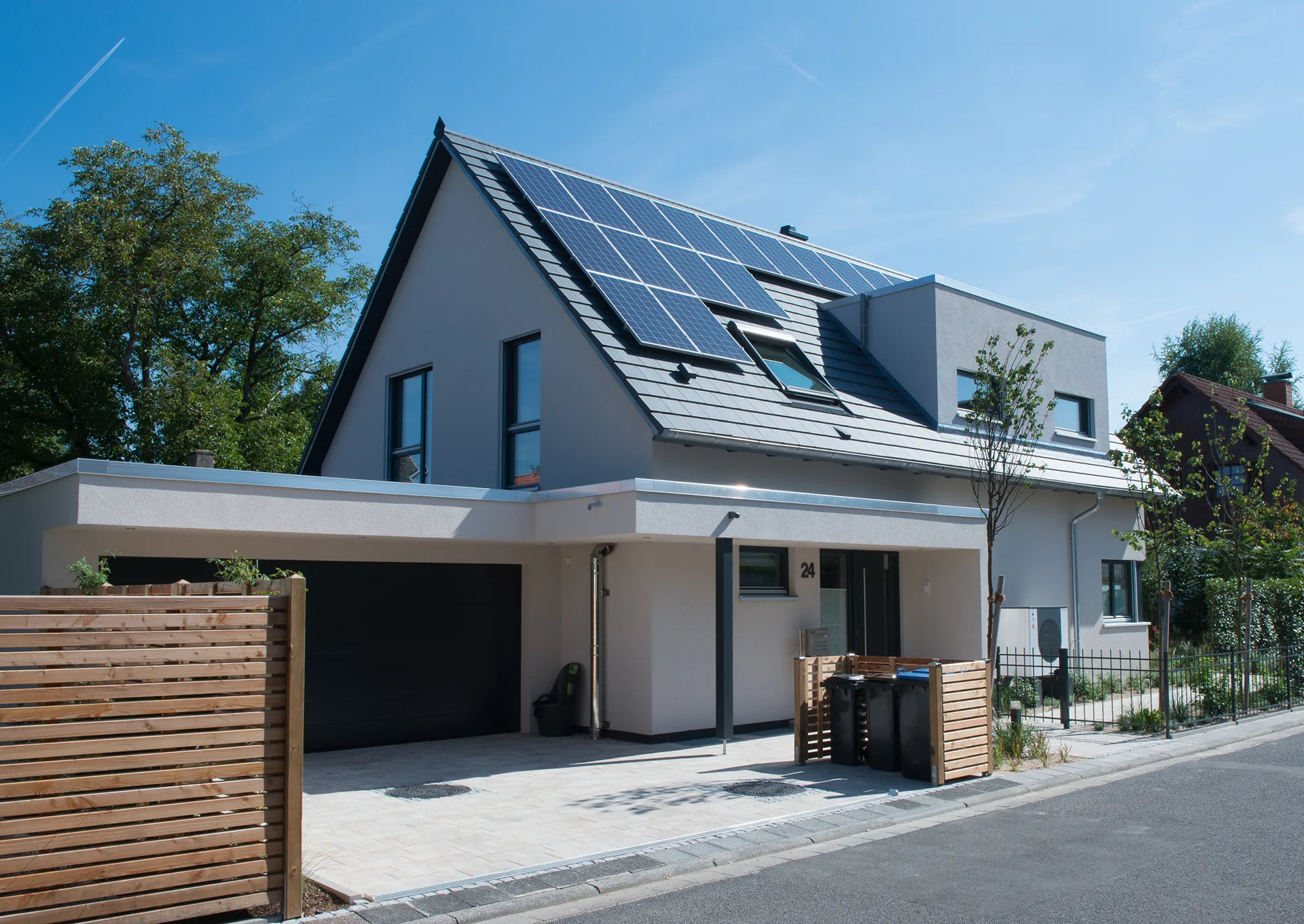 Smart Home in Hessen von Meisterstueck Haus Strassenansicht