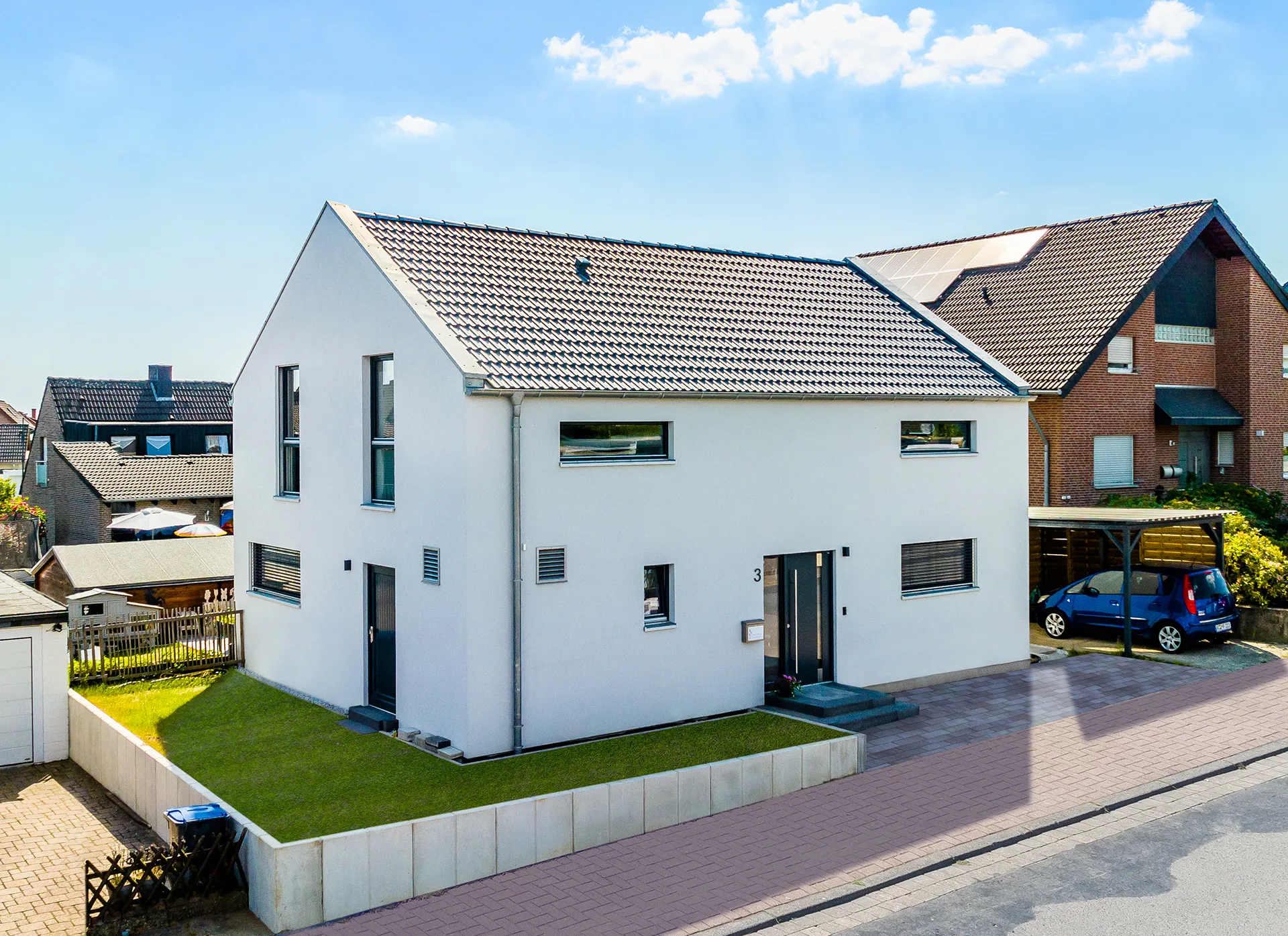 KonzeptHAUS mit Photovoltaik-Anlage von Meisterstueck Haus Strassenansicht