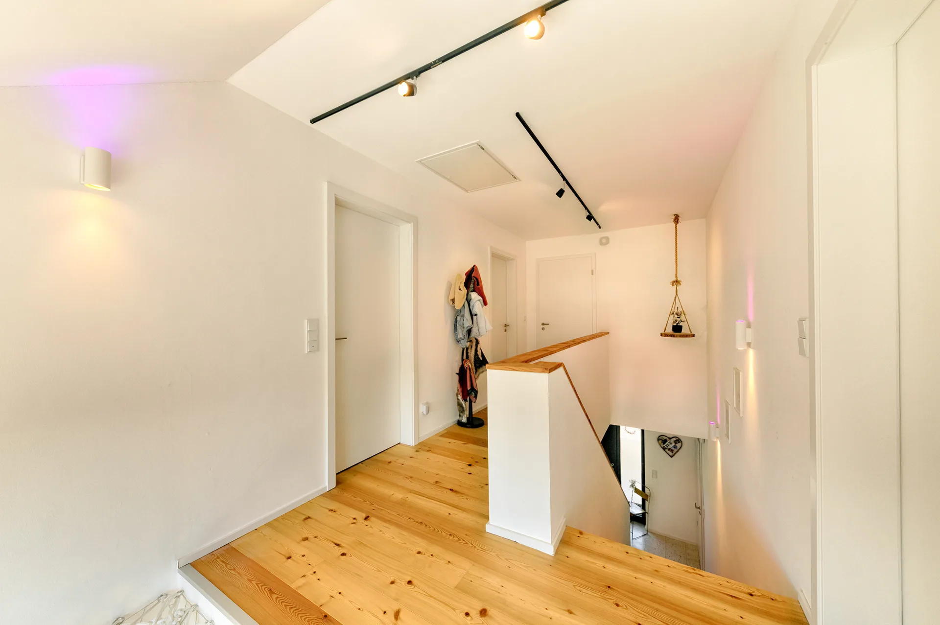 KonzeptHAUS mit Photovoltaik-Anlage von Meisterstueck Haus Flur Obergeschoss